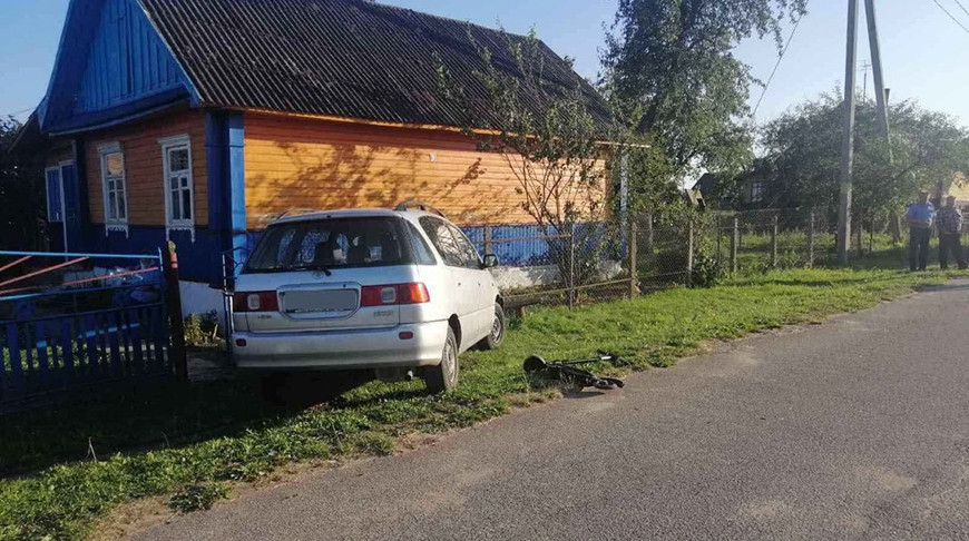 В Кореличском районе молодой парень за рулем легковушки сбил ребенка на самокате