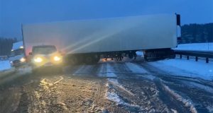 На трассе М6 развернуло прицеп большегруза, он заблокировал проезд a4bef0a0d09fc1aff5592611ef1a2f5f - Информационно-аналитическое издание города Могилев